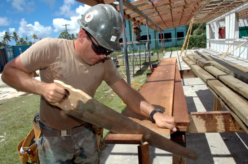 ebeniste-ST DALMAS LE SELVAGE-min_worker_construction_building_carpenter_male_job_build_helmet-893290